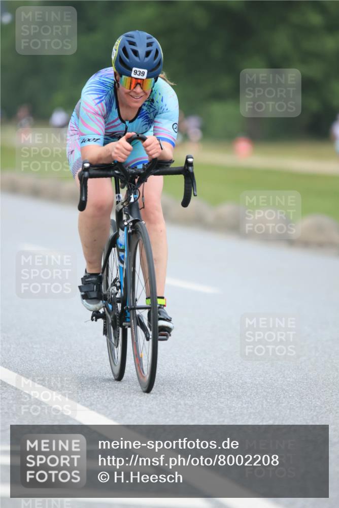 21.06.2025 - 27. Vierlanden-Triathlon H.Heesch http://msf.ph/oto/8002208 15.06.2025 12:41:15 Radfahren 939 meine-sportfotos.de