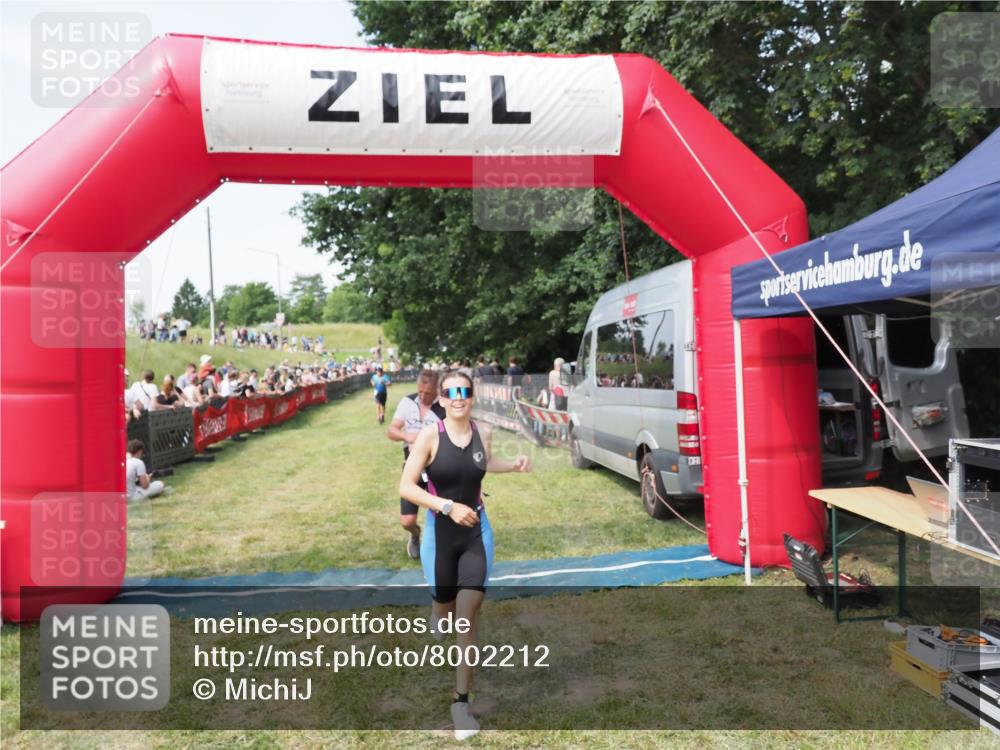 21.06.2025 - 27. Vierlanden-Triathlon MichiJ http://msf.ph/oto/8002212 15.06.2026 11:26:31 Ziel 367, 442 meine-sportfotos.de