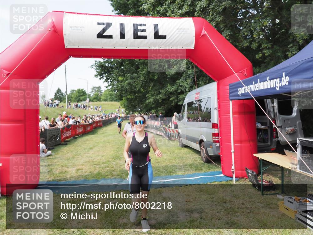 21.06.2025 - 27. Vierlanden-Triathlon MichiJ http://msf.ph/oto/8002218 15.06.2026 11:26:31 Ziel 367, 442 meine-sportfotos.de