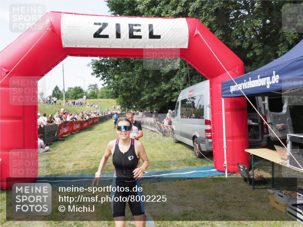 21.06.2025 - 27. Vierlanden-Triathlon MichiJ http://msf.ph/oto/8002225 15.06.2026 11:26:31 Ziel 367, 442 meine-sportfotos.de