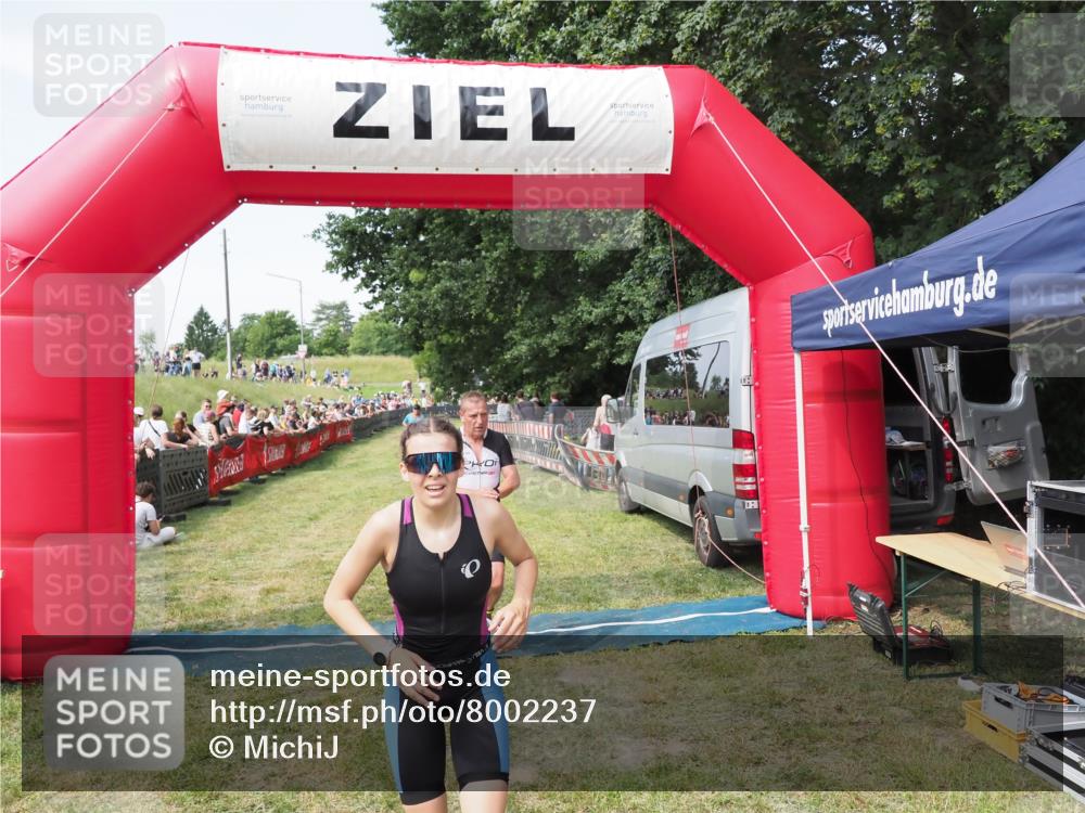 21.06.2025 - 27. Vierlanden-Triathlon MichiJ http://msf.ph/oto/8002237 15.06.2026 11:26:31 Ziel 367, 442 meine-sportfotos.de