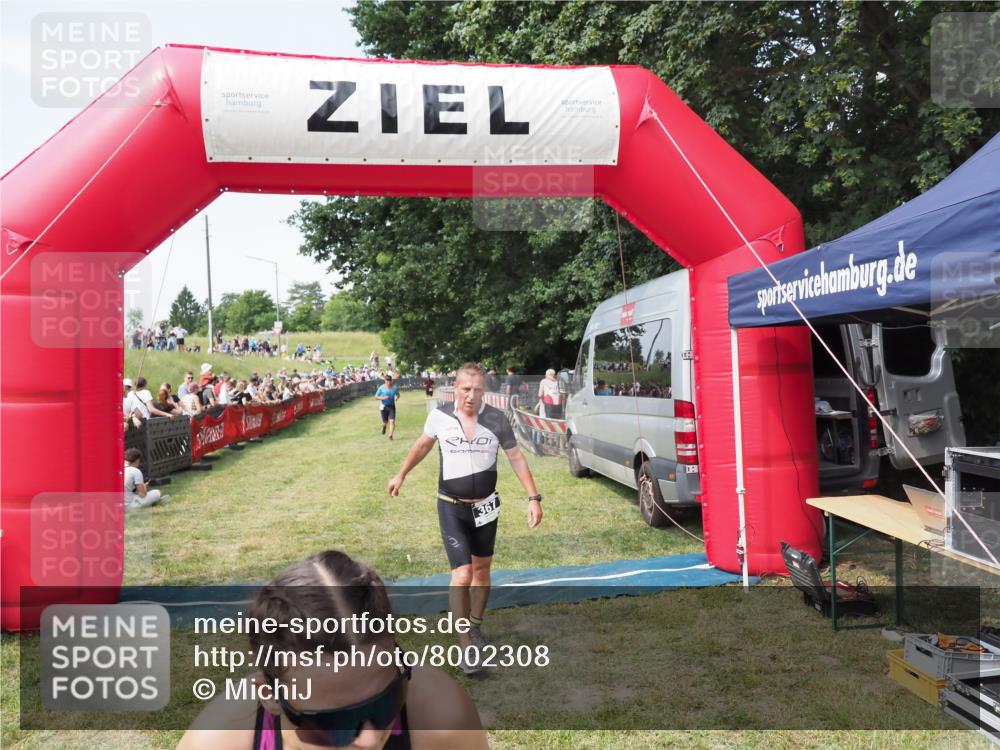 21.06.2025 - 27. Vierlanden-Triathlon MichiJ http://msf.ph/oto/8002308 15.06.2026 11:26:32 Ziel 367, 442 meine-sportfotos.de