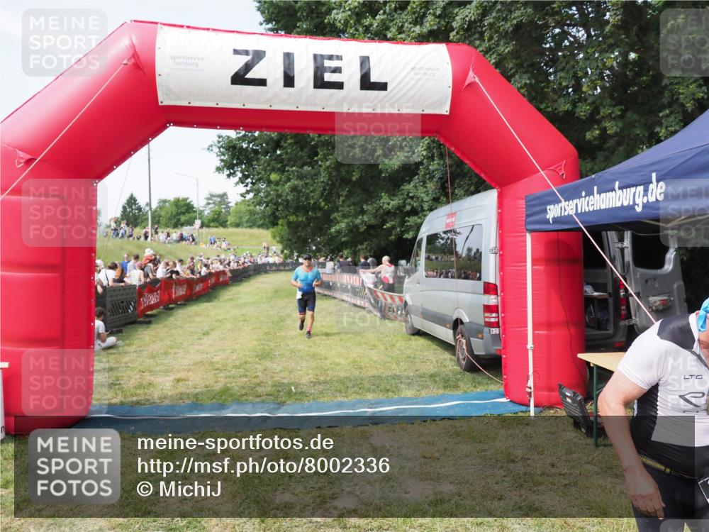 21.06.2025 - 27. Vierlanden-Triathlon MichiJ http://msf.ph/oto/8002336 15.06.2026 11:26:35 Ziel 367, 381 meine-sportfotos.de