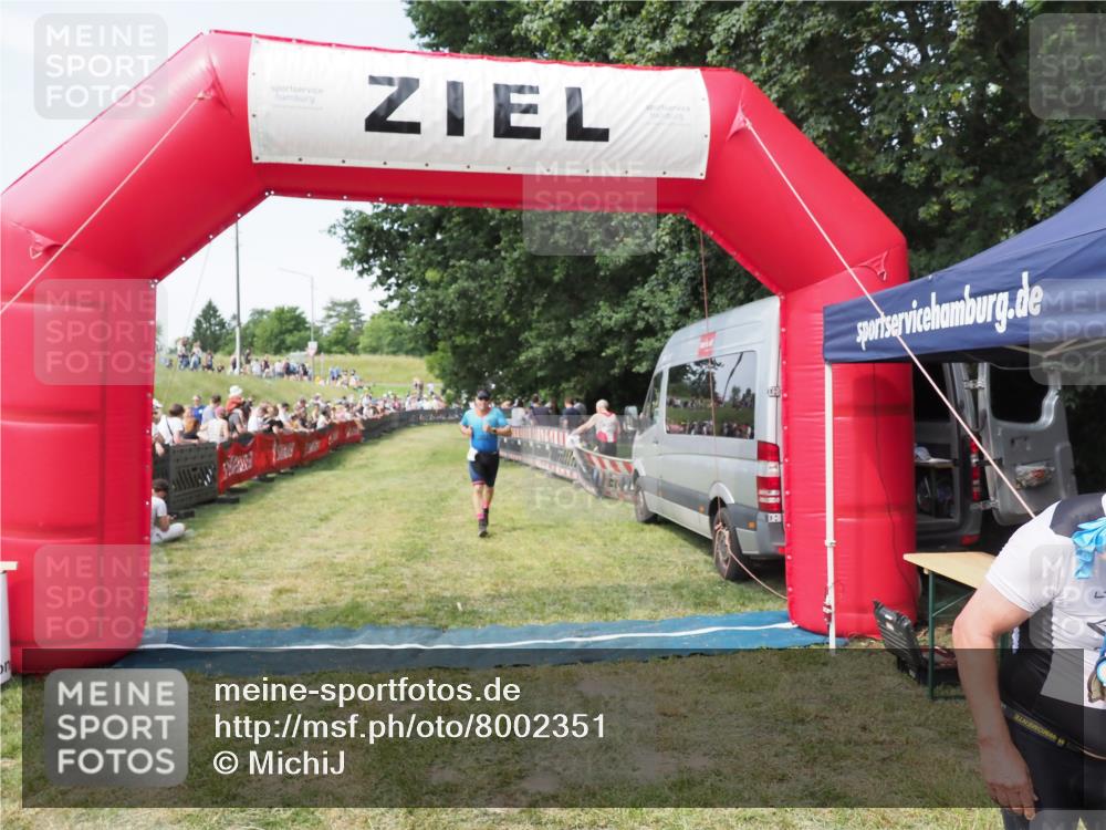 21.06.2025 - 27. Vierlanden-Triathlon MichiJ http://msf.ph/oto/8002351 15.06.2026 11:26:35 Ziel 367, 381 meine-sportfotos.de