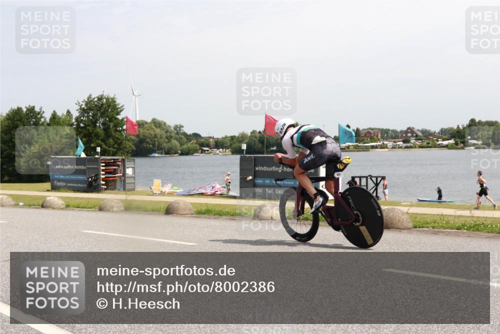 21.06.2025 - 27. Vierlanden-Triathlon H.Heesch http://msf.ph/oto/8002386 15.06.2025 11:47:01 Radfahren 801 meine-sportfotos.de