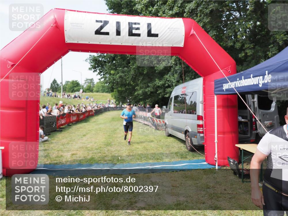 21.06.2025 - 27. Vierlanden-Triathlon MichiJ http://msf.ph/oto/8002397 15.06.2026 11:26:36 Ziel 367, 381 meine-sportfotos.de