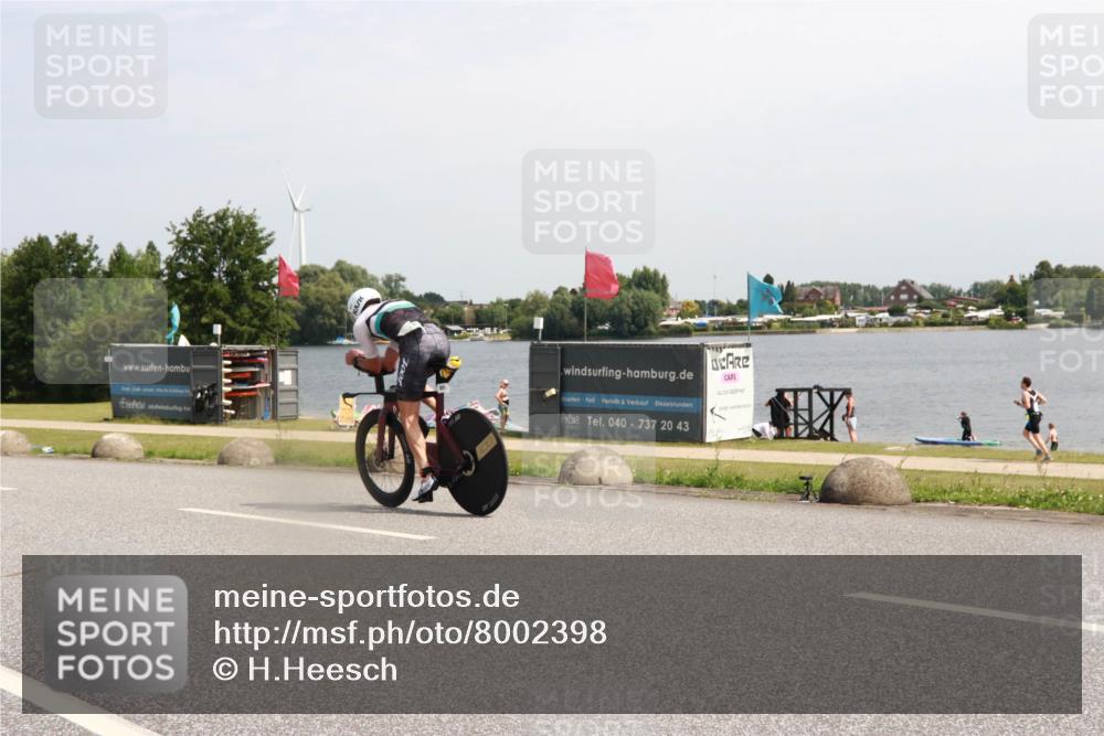 21.06.2025 - 27. Vierlanden-Triathlon H.Heesch http://msf.ph/oto/8002398 15.06.2025 11:47:01 Radfahren 801 meine-sportfotos.de