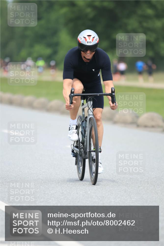 21.06.2025 - 27. Vierlanden-Triathlon H.Heesch http://msf.ph/oto/8002462 15.06.2025 12:42:08 Radfahren 687, 776, 815, 925 meine-sportfotos.de