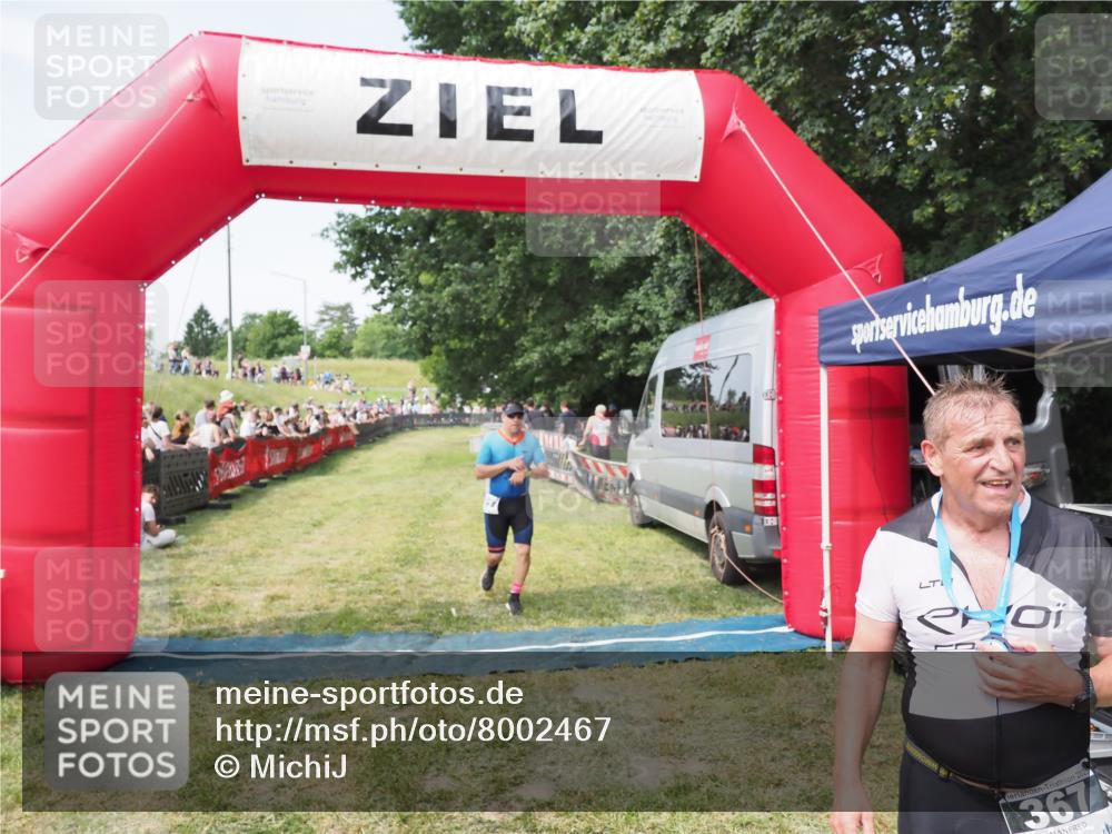 21.06.2025 - 27. Vierlanden-Triathlon MichiJ http://msf.ph/oto/8002467 15.06.2026 11:26:37 Ziel 367, 381 meine-sportfotos.de