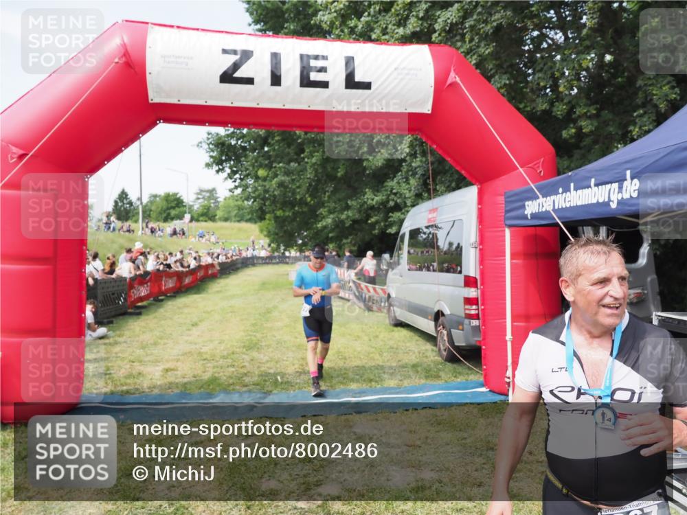21.06.2025 - 27. Vierlanden-Triathlon MichiJ http://msf.ph/oto/8002486 15.06.2026 11:26:37 Ziel 367, 381 meine-sportfotos.de