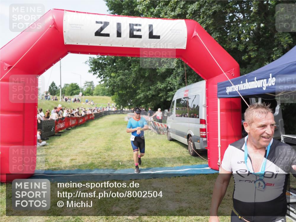 21.06.2025 - 27. Vierlanden-Triathlon MichiJ http://msf.ph/oto/8002504 15.06.2026 11:26:37 Ziel 367, 381 meine-sportfotos.de