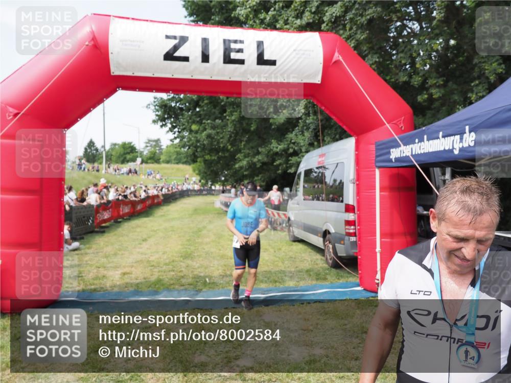 21.06.2025 - 27. Vierlanden-Triathlon MichiJ http://msf.ph/oto/8002584 15.06.2026 11:26:38 Ziel 367, 381 meine-sportfotos.de