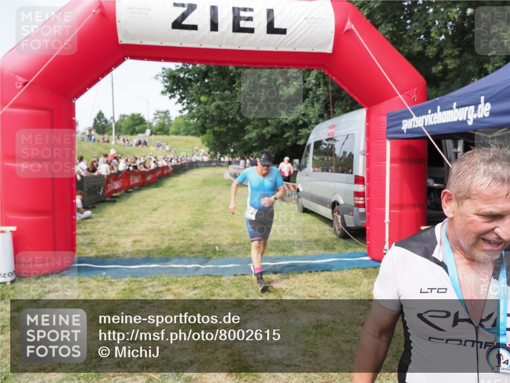 21.06.2025 - 27. Vierlanden-Triathlon MichiJ http://msf.ph/oto/8002615 15.06.2026 11:26:38 Ziel 367, 381 meine-sportfotos.de