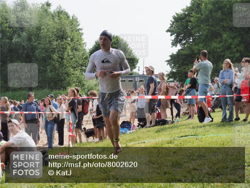 15.06.2025 - 27. Vierlanden-Triathlon KatJ http://msf.ph/oto/8002620 15.06.2025 09:58:33 Schwimmen 345 meine-sportfotos.de