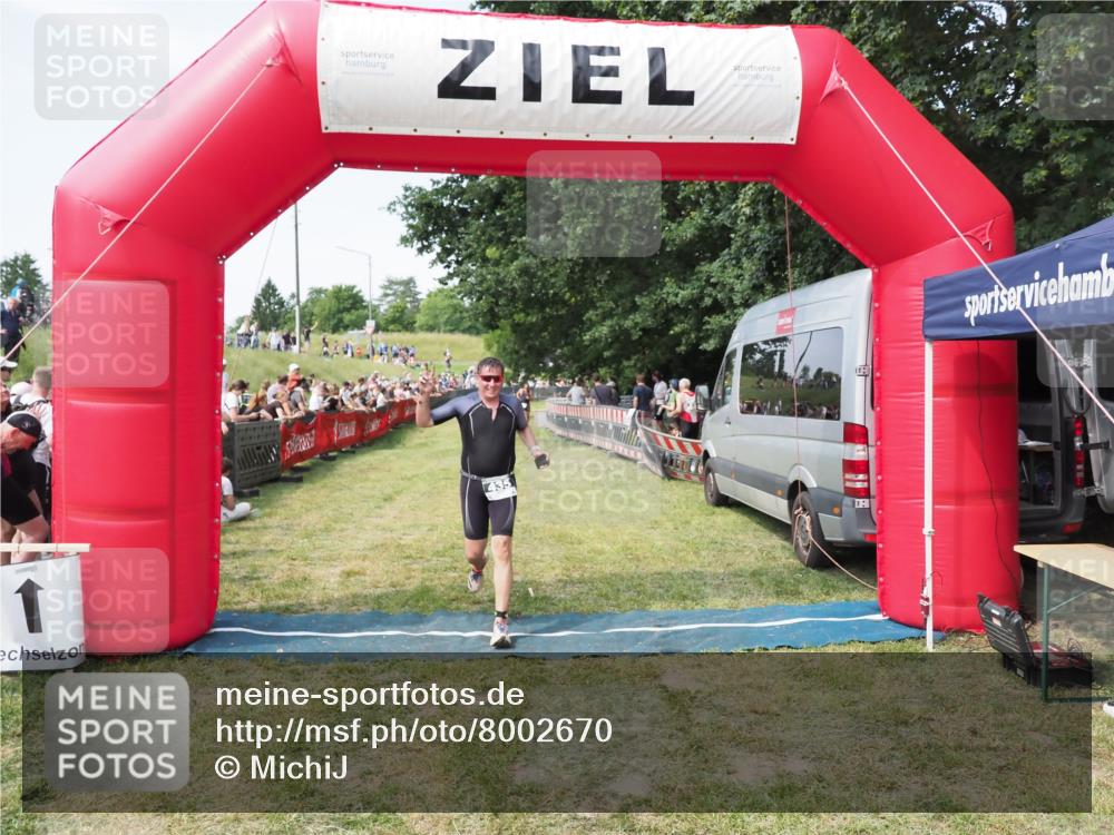 21.06.2025 - 27. Vierlanden-Triathlon MichiJ http://msf.ph/oto/8002670 15.06.2026 11:26:49 Ziel 435 meine-sportfotos.de