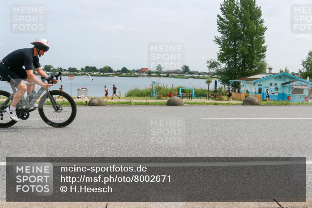 21.06.2025 - 27. Vierlanden-Triathlon H.Heesch http://msf.ph/oto/8002671 15.06.2025 12:42:12 Radfahren 687, 776, 815, 925 meine-sportfotos.de