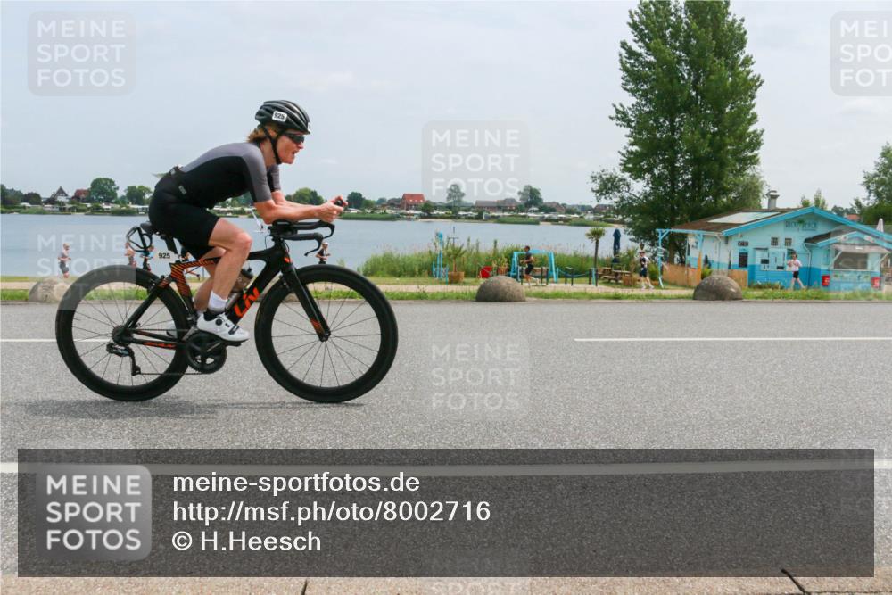 21.06.2025 - 27. Vierlanden-Triathlon H.Heesch http://msf.ph/oto/8002716 15.06.2025 12:42:13 Radfahren 687, 776, 815, 925 meine-sportfotos.de