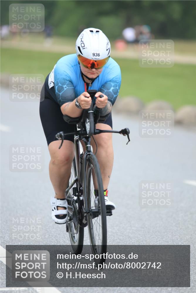 21.06.2025 - 27. Vierlanden-Triathlon H.Heesch http://msf.ph/oto/8002742 15.06.2025 12:43:08 Radfahren 917, 936 meine-sportfotos.de
