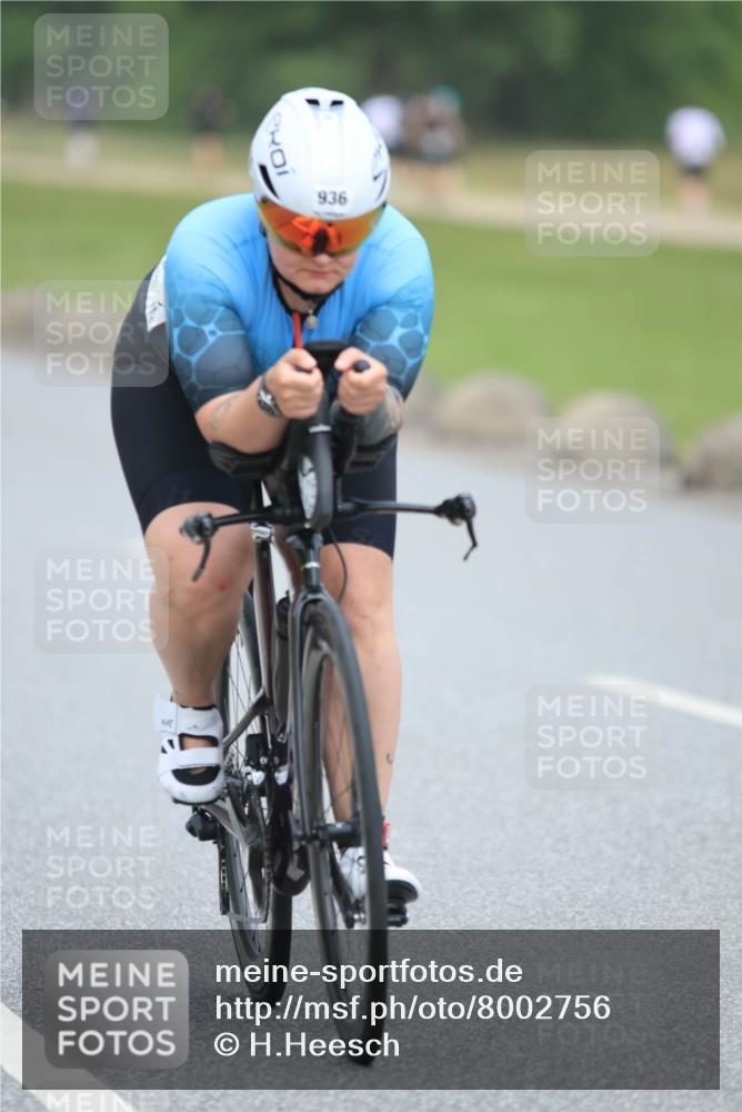 21.06.2025 - 27. Vierlanden-Triathlon H.Heesch http://msf.ph/oto/8002756 15.06.2025 12:43:08 Radfahren 917, 936 meine-sportfotos.de