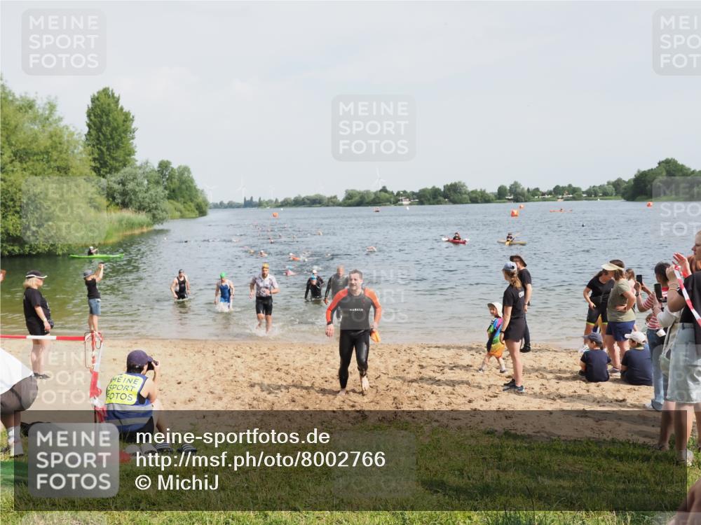 21.06.2025 - 27. Vierlanden-Triathlon MichiJ http://msf.ph/oto/8002766 15.06.2026 10:05:34 Schwimmen 366, 378, 401, 409, 413 meine-sportfotos.de