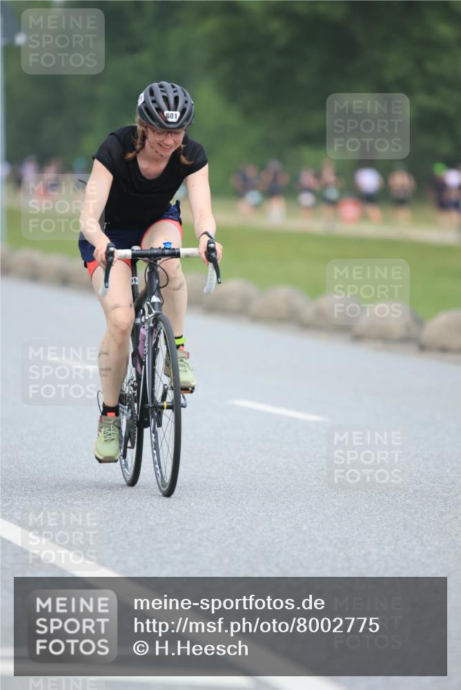 21.06.2025 - 27. Vierlanden-Triathlon H.Heesch http://msf.ph/oto/8002775 15.06.2025 12:43:34 Radfahren 881 meine-sportfotos.de