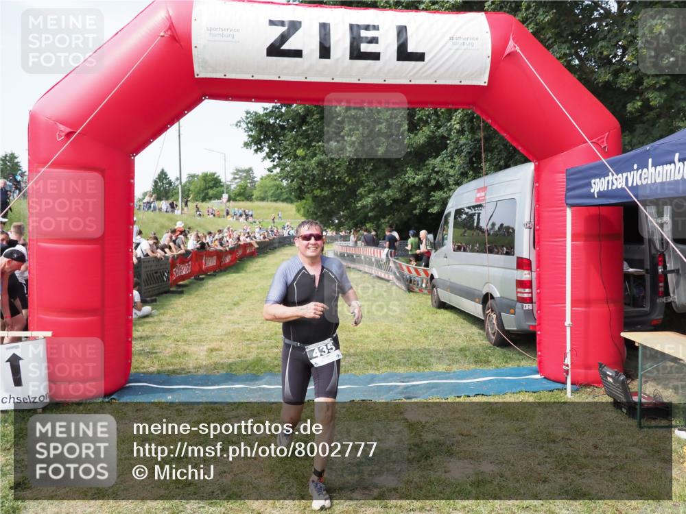 21.06.2025 - 27. Vierlanden-Triathlon MichiJ http://msf.ph/oto/8002777 15.06.2026 11:26:50 Ziel 435 meine-sportfotos.de