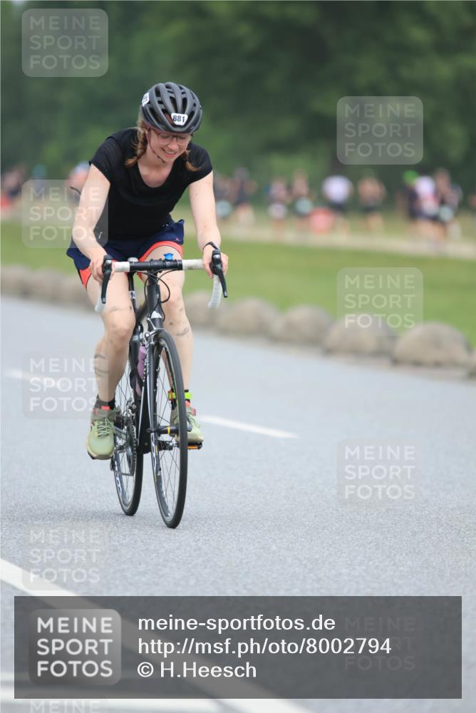 21.06.2025 - 27. Vierlanden-Triathlon H.Heesch http://msf.ph/oto/8002794 15.06.2025 12:43:34 Radfahren 881 meine-sportfotos.de