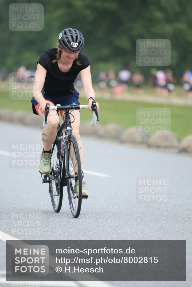 21.06.2025 - 27. Vierlanden-Triathlon H.Heesch http://msf.ph/oto/8002815 15.06.2025 12:43:34 Radfahren 881 meine-sportfotos.de