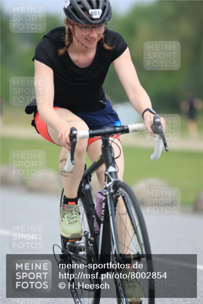 21.06.2025 - 27. Vierlanden-Triathlon H.Heesch http://msf.ph/oto/8002854 15.06.2025 12:43:35 Radfahren 881 meine-sportfotos.de