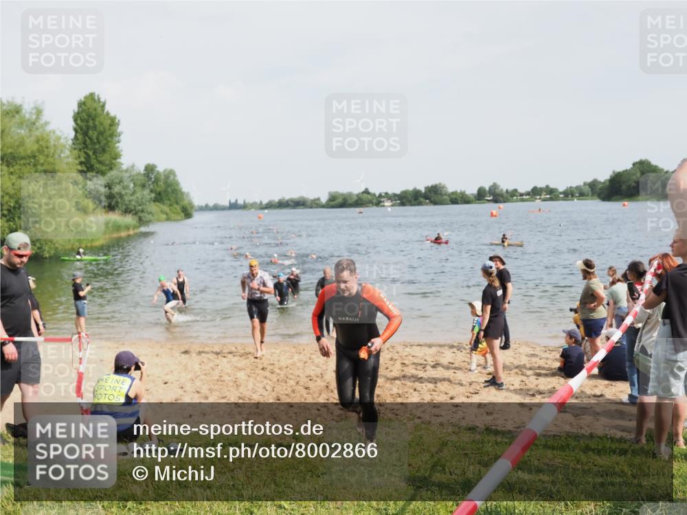 21.06.2025 - 27. Vierlanden-Triathlon MichiJ http://msf.ph/oto/8002866 15.06.2026 10:05:36 Schwimmen 366, 378, 401, 413 meine-sportfotos.de