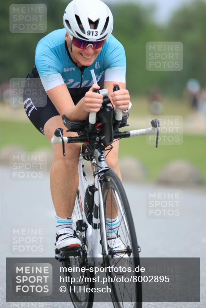 21.06.2025 - 27. Vierlanden-Triathlon H.Heesch http://msf.ph/oto/8002895 15.06.2025 12:43:44 Radfahren 913 meine-sportfotos.de