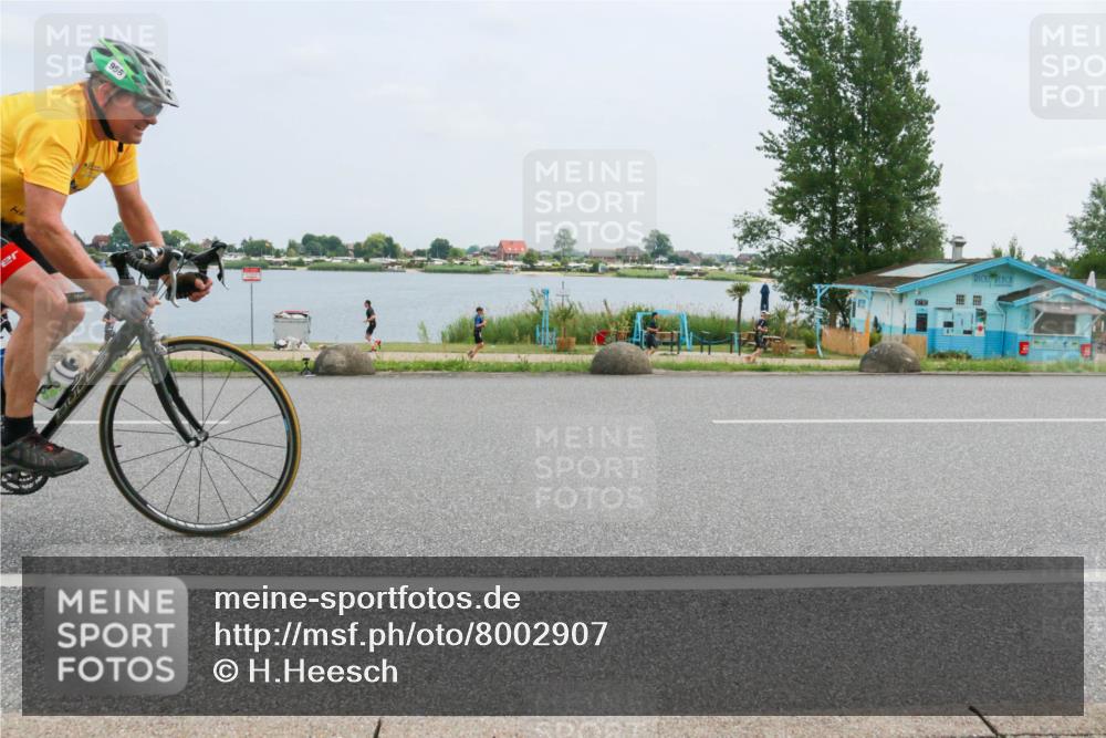 21.06.2025 - 27. Vierlanden-Triathlon H.Heesch http://msf.ph/oto/8002907 15.06.2025 12:44:35 Radfahren 956 meine-sportfotos.de