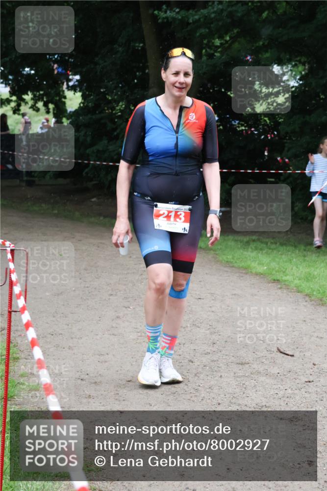 21.06.2025 - 27. Vierlanden-Triathlon Lena Gebhardt http://msf.ph/oto/8002927 15.06.2025 14:14:01 Laufen 202, 213 meine-sportfotos.de