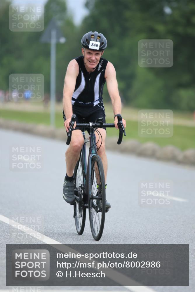 21.06.2025 - 27. Vierlanden-Triathlon H.Heesch http://msf.ph/oto/8002986 15.06.2025 12:44:19 Radfahren 800, 849, 965 meine-sportfotos.de