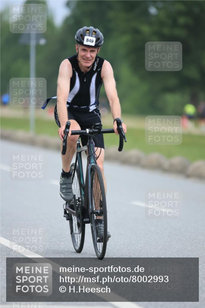 21.06.2025 - 27. Vierlanden-Triathlon H.Heesch http://msf.ph/oto/8002993 15.06.2025 12:44:19 Radfahren 800, 849, 965 meine-sportfotos.de