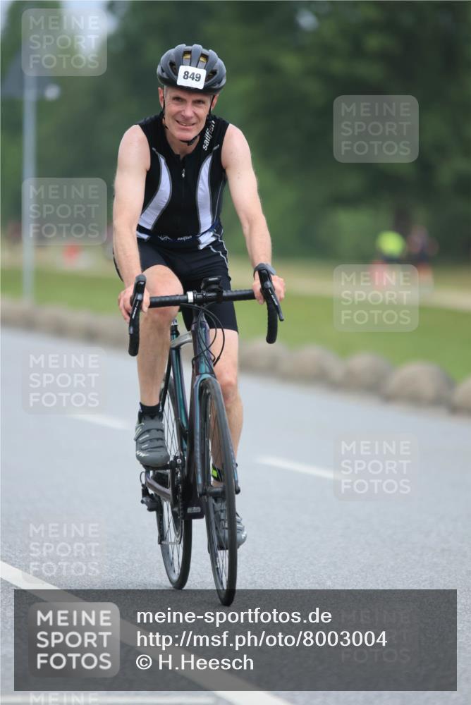 21.06.2025 - 27. Vierlanden-Triathlon H.Heesch http://msf.ph/oto/8003004 15.06.2025 12:44:19 Radfahren 800, 849, 965 meine-sportfotos.de