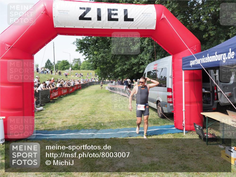 21.06.2025 - 27. Vierlanden-Triathlon MichiJ http://msf.ph/oto/8003007 15.06.2026 11:27:01 Ziel 188 meine-sportfotos.de