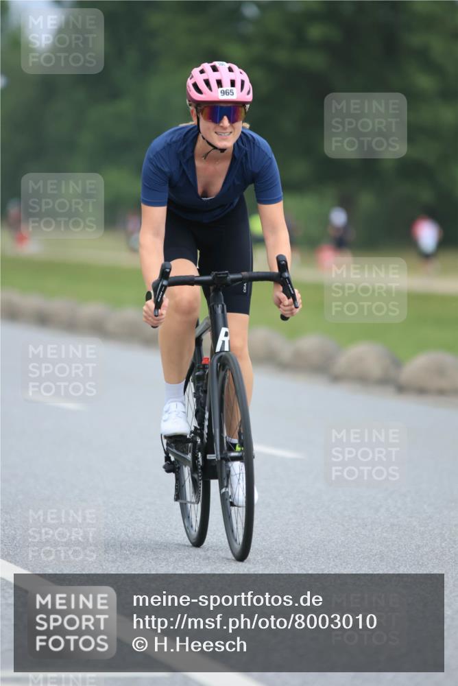 21.06.2025 - 27. Vierlanden-Triathlon H.Heesch http://msf.ph/oto/8003010 15.06.2025 12:44:25 Radfahren 956, 965 meine-sportfotos.de