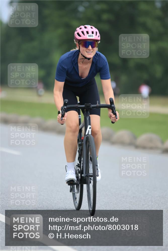 21.06.2025 - 27. Vierlanden-Triathlon H.Heesch http://msf.ph/oto/8003018 15.06.2025 12:44:25 Radfahren 956, 965 meine-sportfotos.de