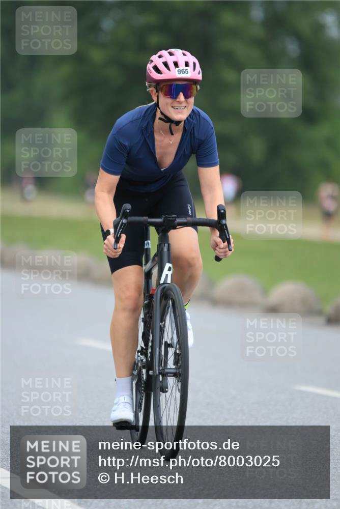 21.06.2025 - 27. Vierlanden-Triathlon H.Heesch http://msf.ph/oto/8003025 15.06.2025 12:44:25 Radfahren 956, 965 meine-sportfotos.de