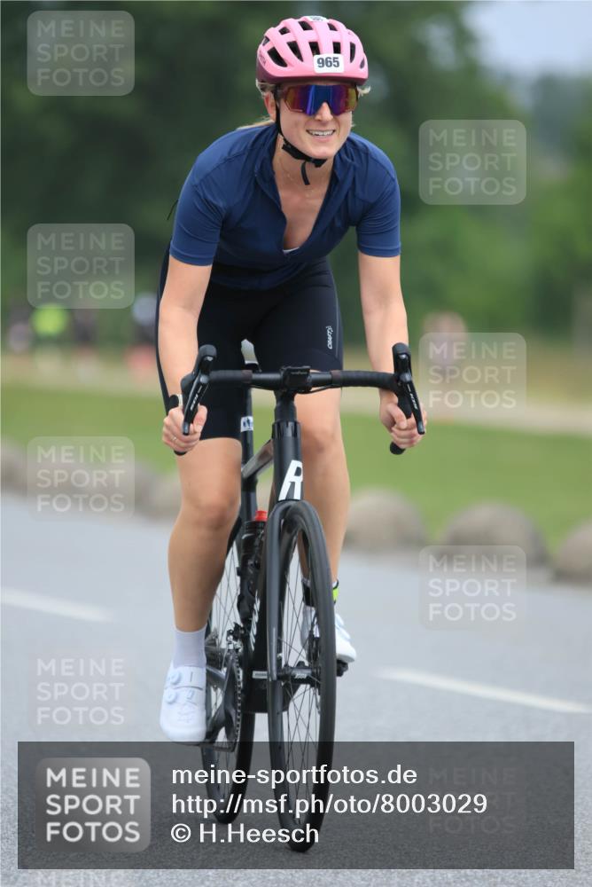 21.06.2025 - 27. Vierlanden-Triathlon H.Heesch http://msf.ph/oto/8003029 15.06.2025 12:44:25 Radfahren 956, 965 meine-sportfotos.de