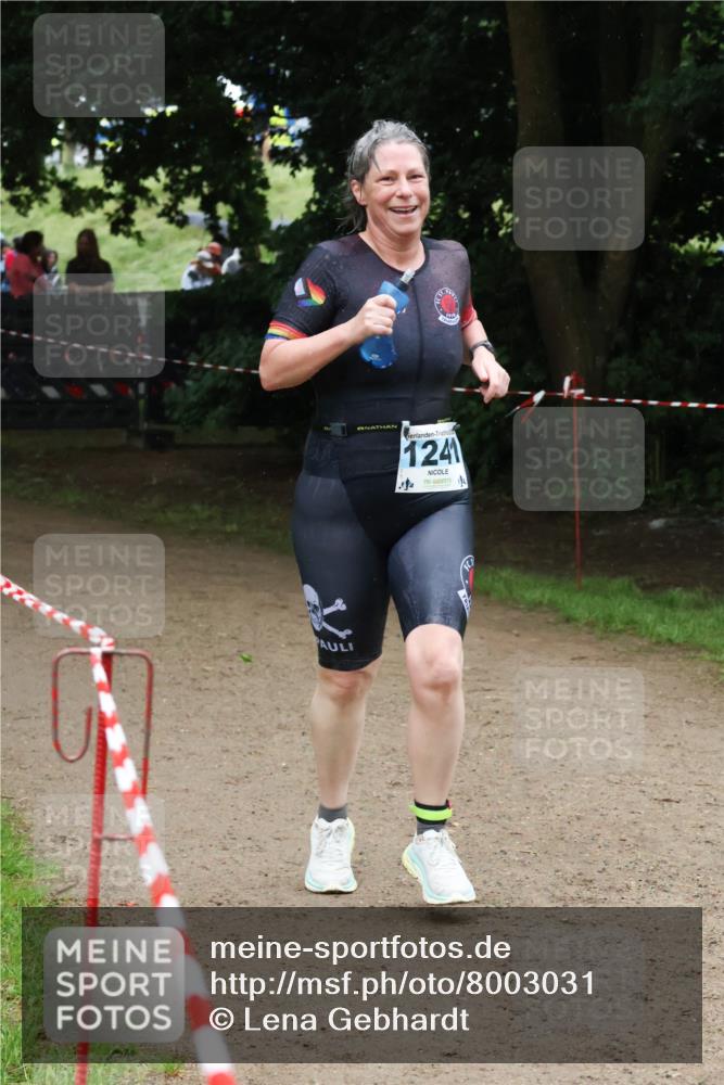 21.06.2025 - 27. Vierlanden-Triathlon Lena Gebhardt http://msf.ph/oto/8003031 15.06.2025 14:14:21 Laufen 1241 meine-sportfotos.de