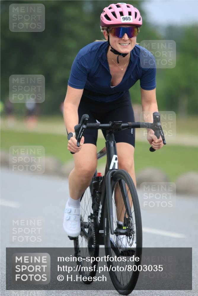 21.06.2025 - 27. Vierlanden-Triathlon H.Heesch http://msf.ph/oto/8003035 15.06.2025 12:44:25 Radfahren 956, 965 meine-sportfotos.de