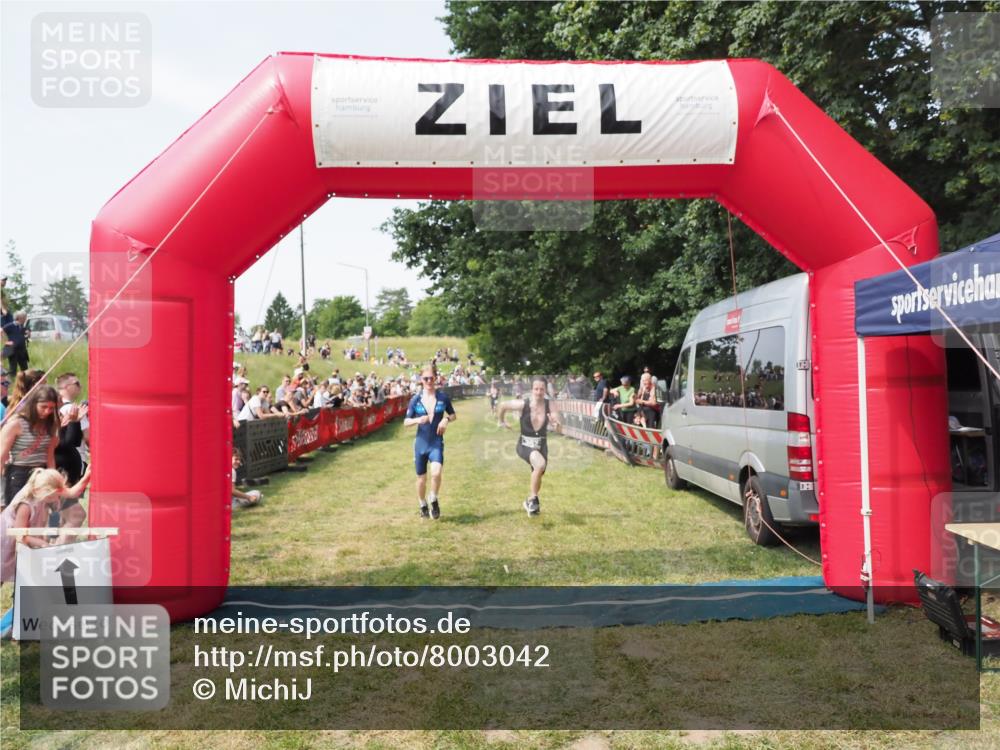 21.06.2025 - 27. Vierlanden-Triathlon MichiJ http://msf.ph/oto/8003042 15.06.2026 11:27:09 Ziel 362 meine-sportfotos.de