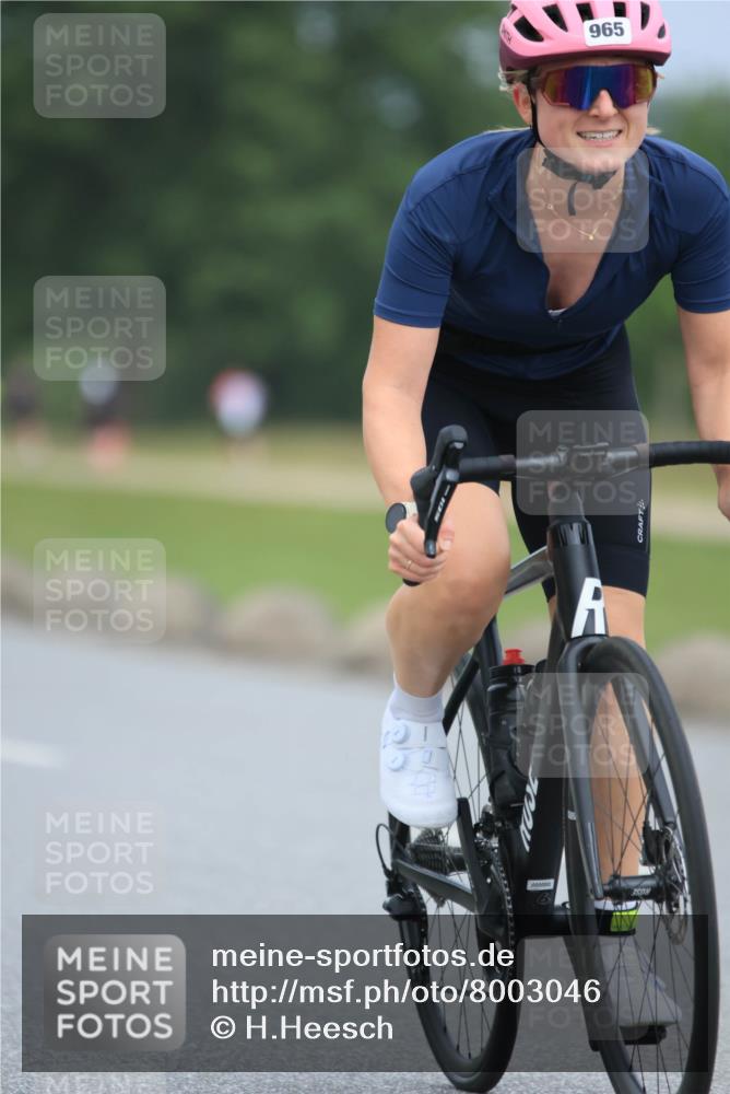 21.06.2025 - 27. Vierlanden-Triathlon H.Heesch http://msf.ph/oto/8003046 15.06.2025 12:44:25 Radfahren 956, 965 meine-sportfotos.de
