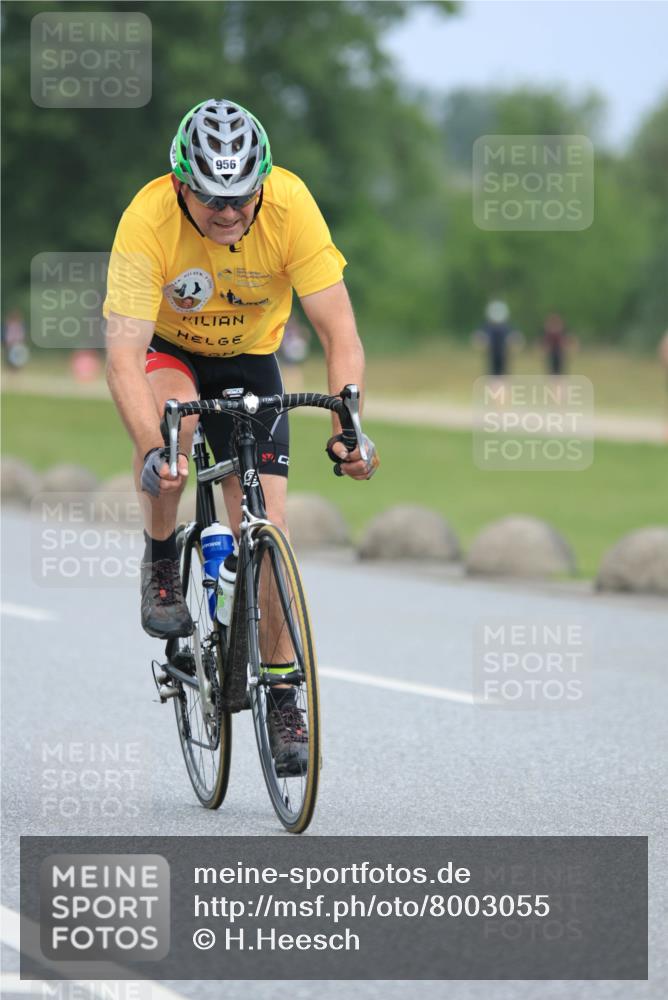 21.06.2025 - 27. Vierlanden-Triathlon H.Heesch http://msf.ph/oto/8003055 15.06.2025 12:44:33 Radfahren 898, 956 meine-sportfotos.de