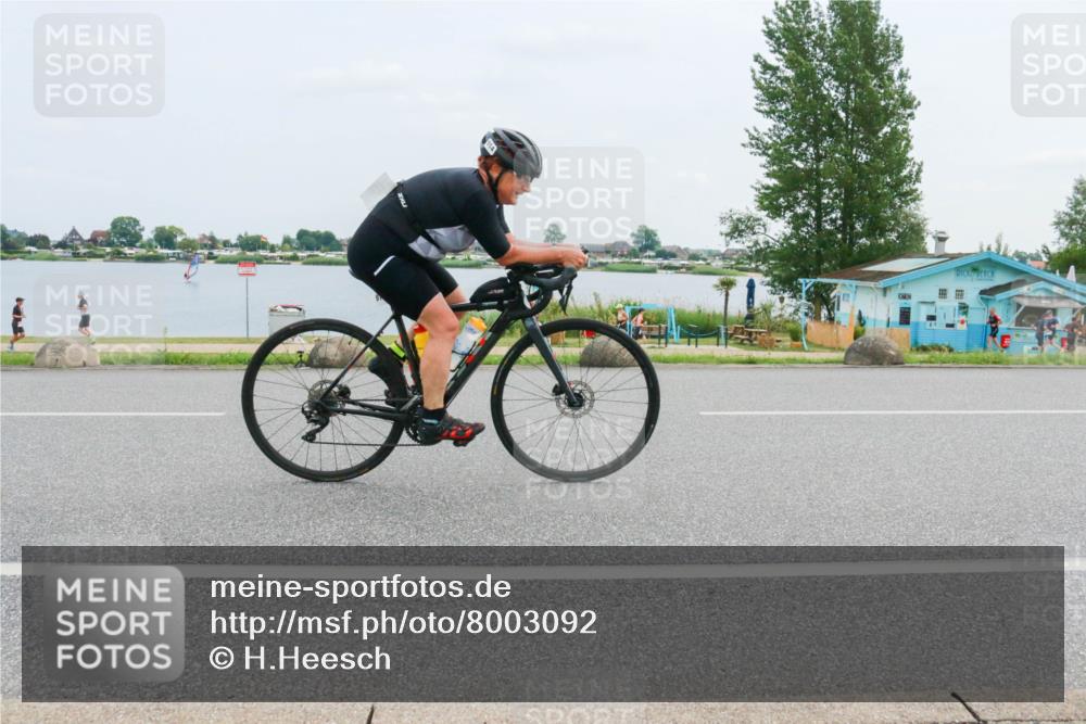 21.06.2025 - 27. Vierlanden-Triathlon H.Heesch http://msf.ph/oto/8003092 15.06.2025 12:45:45 Radfahren 880, 914, 932 meine-sportfotos.de