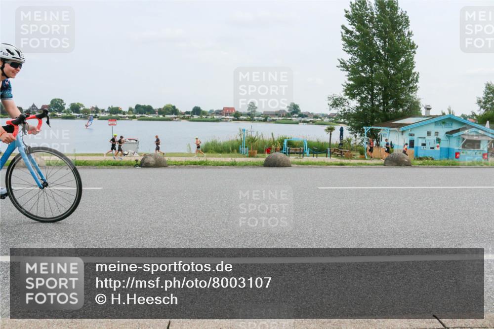 21.06.2025 - 27. Vierlanden-Triathlon H.Heesch http://msf.ph/oto/8003107 15.06.2025 12:45:48 Radfahren 880, 914, 932 meine-sportfotos.de