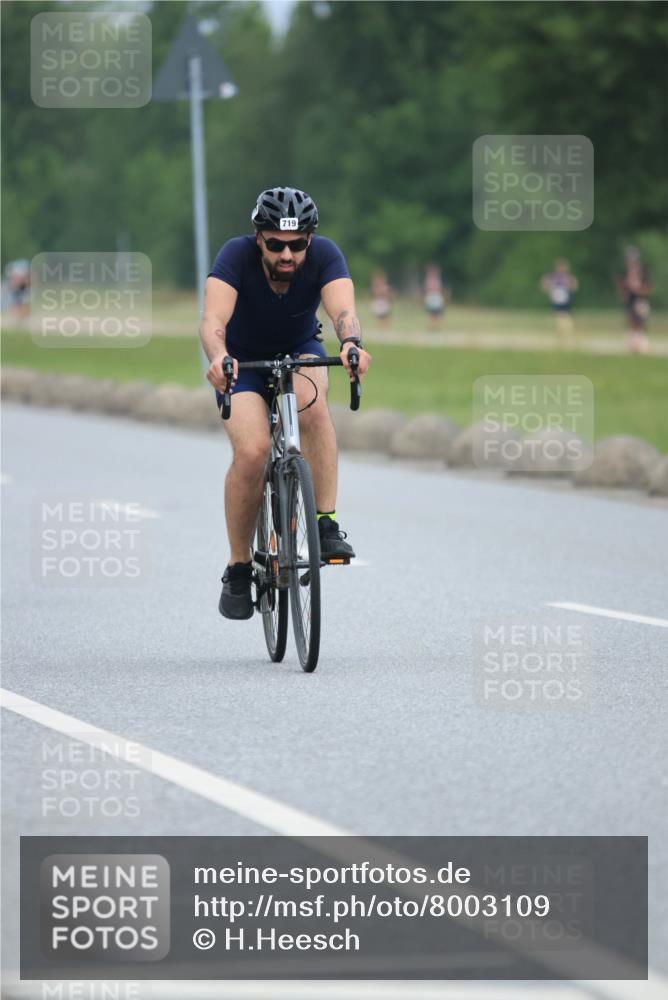 21.06.2025 - 27. Vierlanden-Triathlon H.Heesch http://msf.ph/oto/8003109 15.06.2025 12:44:43 Radfahren 673, 719 meine-sportfotos.de