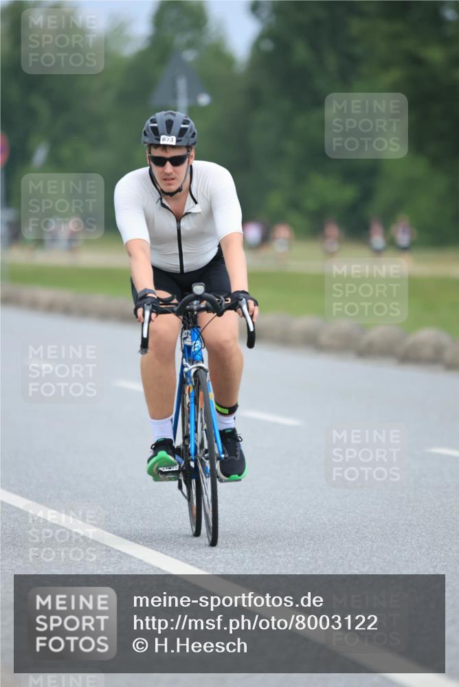 21.06.2025 - 27. Vierlanden-Triathlon H.Heesch http://msf.ph/oto/8003122 15.06.2025 12:44:45 Radfahren 673, 719 meine-sportfotos.de